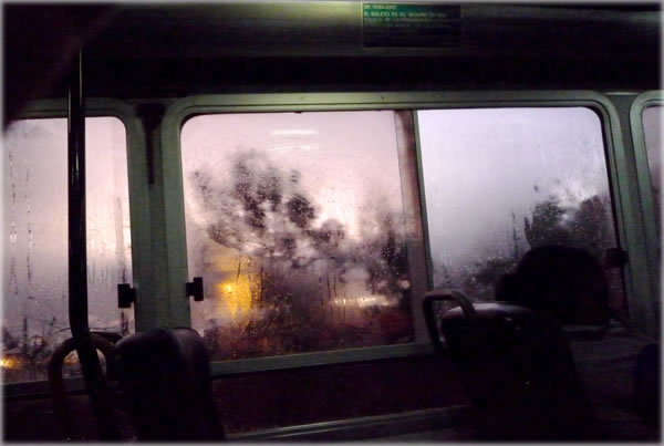 Twilight from a dark bus in Buenos Aires. Photo by Dani Voirin.