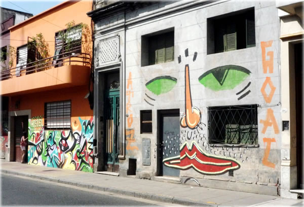 A facade in the barrio of San Telmo, Buenos Aires. Photo by Dani Voirin.
