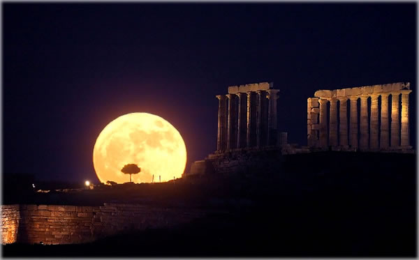 Astronomer Anthony Ayiomamitis recorded this dramatic picture of the solstice Full Moon rising above Cape Sounion, Greece. Credit & Copyright: Anthony Ayiomamitis (TWAN).