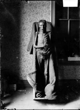 A mummy wrapped in cloth in Chicago, Illinois. Image courtesy of the Chicago Historical Society. A mummy wrapped in cloth in Chicago, Illinois. Image courtesy of the Chicago Historical Society.