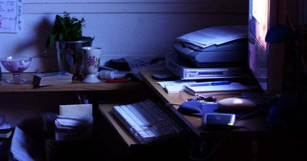 600_parallel_worlds_6932 My desk in Paris at 7 rue des Chantiers, moments after completing Parallel Worlds, the 2005 annual edition of Planet Waves. Photo by Eric Francis.