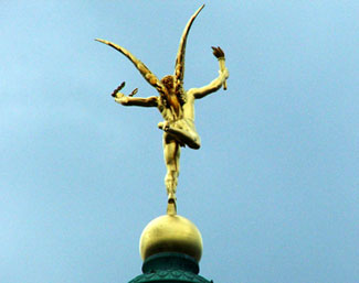 325+web_protest_bastille_statue
