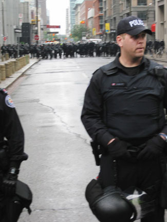 325_G20_riot_guys