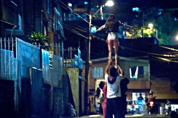 600+girl_on_shoulders_nicole_hanhan
