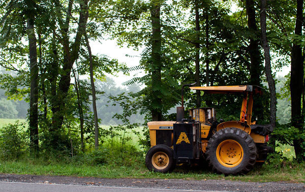 600+web-tractor-horsenden-paltz_6333 Horsenden Road, the great (and apparently slow-motion) shortcut. Photo by Eric Francis.
